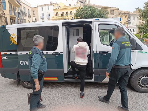 La Guardia Civil detiene a cuatro personas como presuntos autores de un delito de robo con violencia e intimidación en un domicilio.