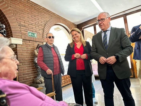 Jesús Estrella reitera el compromiso de la Junta con las personas mayores incrementando la inversión en plazas residenciales.