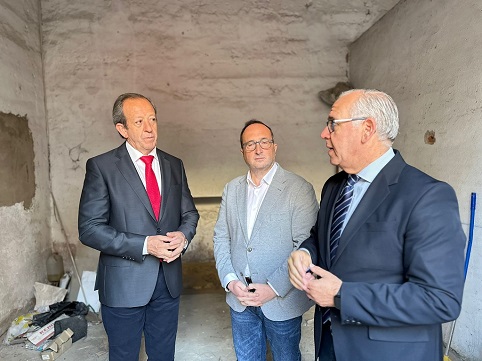 Jesús Estrella realiza una visita técnica a las obras de demolición de las cocheras adosadas a la Muralla de Andújar.