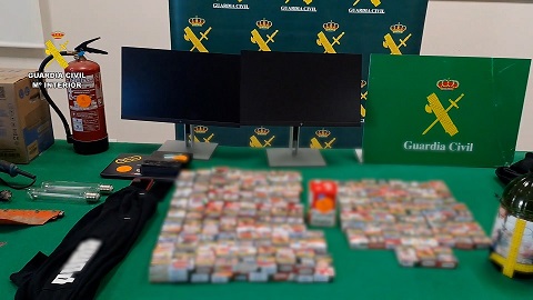 La Guardia Civil detiene a dos personas por el robo de aceite de oliva por valor de 70.000 euros.