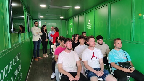 Una unidad móvil de prevención recorre la provincia para sensibilizar e informar a empresas y trabajadores con el fin de reducir la siniestralidad.