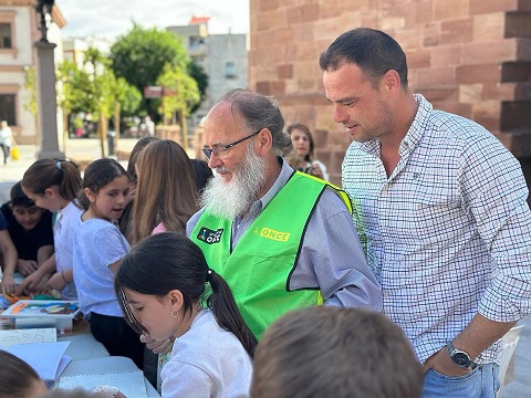 La ONCE y el Ayuntamiento de Andújar unen fuerzas en una jornada de sensibilización sobre la discapacidad visual.