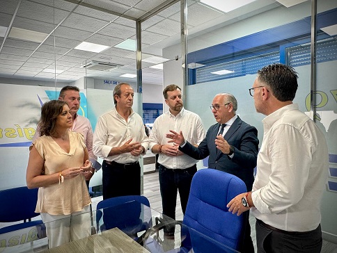La consejera de Salud, Catalina García, visita las instalaciones de Codetran en Andújar.