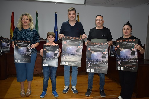 Lopera acogió la presentación del concierto sinfónico dedicado a la copla, que contará con las actuaciones de Joana Jiménez y Fran Rivero.