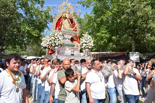 La imagen de la Virgen de Alharilla salió en procesión ante la emotiva mirada de miles de romeros.