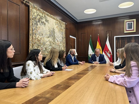 El alcalde de Andújar recibe al personal de la Eracis+ 2024-2028.