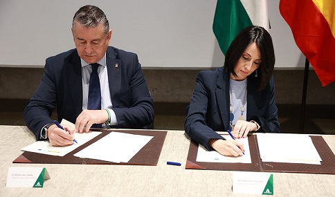 Junta y EOI acuerdan crear centros de formación en competencias digitales en grandes ciudades.