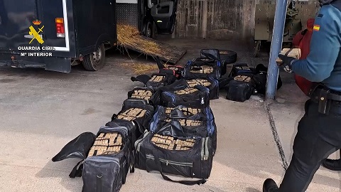 Desarticulada una organización criminal que utilizaba vehículos de transporte de caballos para traficar con droga desde Melilla a Europa.