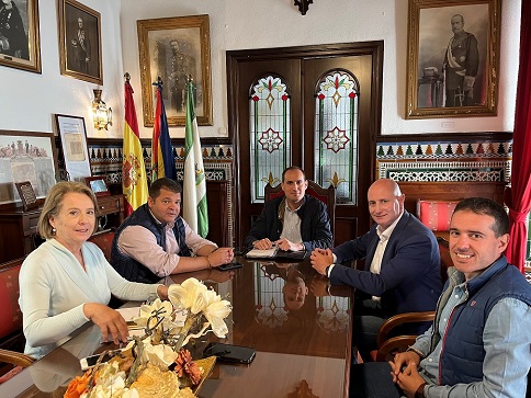 Arjona acoge una reunión de la comisión de seguimiento de los servicios de residuos y de agua de este municipio.