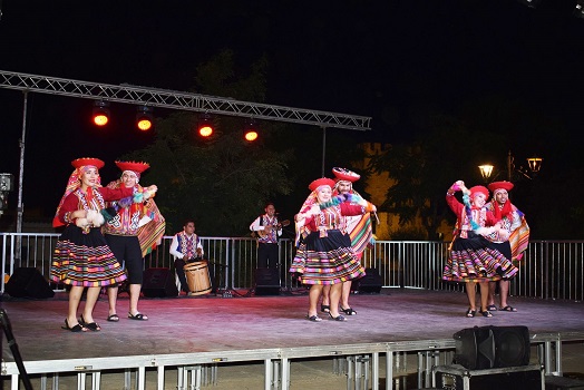 El Jardín Municipal de Lopera acogió una actuación del Folk del Mundo con un grupo de Perú.