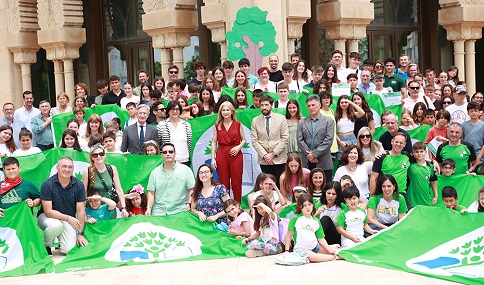 19 centros docentes reciben la Bandera Verde por su compromiso con la educación ambiental.
