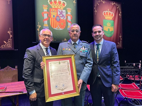 Luis Ortega Carmona recibe la distinción de Hijo Adoptivo de Arjonilla.