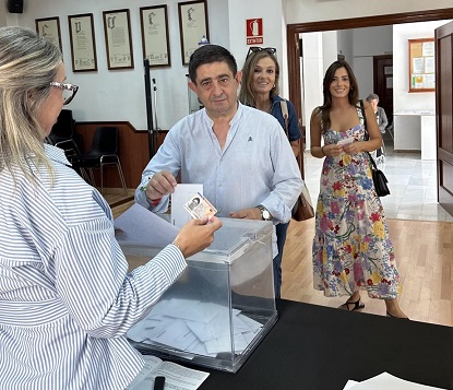 Reyes y Cózar ejercen su derecho al voto y llaman a la participación para decidir la Europa de los próximos 5 años.