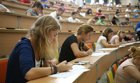 La Junta convocará antes de septiembre ayudas por casi 9 millones a las 10 universidades públicas para impartir microcredenciales.