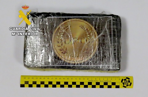 La Guardia Civil detiene a un conductor accidentado como presunto autor de un delito de tráfico de drogas.