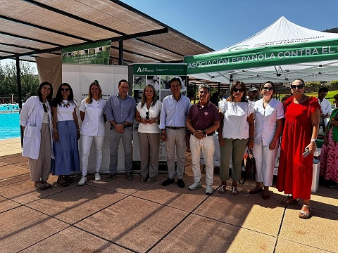 Salud invita a los andaluces a protegerse del sol para evitar la aparición de cáncer de piel.