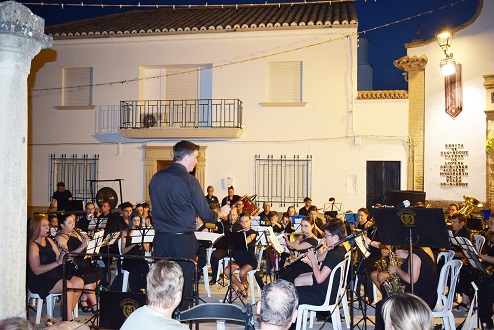 La Banda de Música «Pedro Morales» ofreció un concierto de Barrio en la calle San Roque de Lopera.