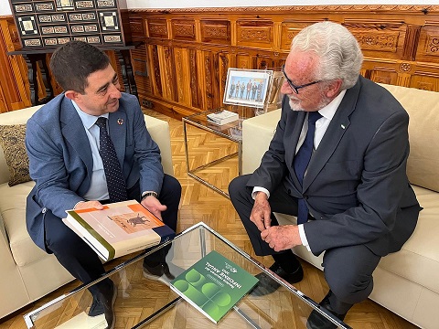 Reyes destaca la labor del Defensor del Pueblo Andaluz para garantizar y velar por los derechos y libertades.