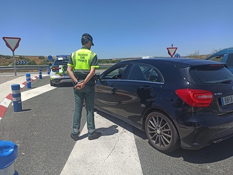 La Guardia Civil evita el incendio de un camión con productos inflamables en la A-4 a su paso por el Parque Natural de Despeñaperros.