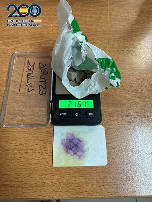 La Policía Nacional detiene a los ocupantes de un vehículo -uno de ellos menor de edad- en posesión de más de 20 grs de heroína.