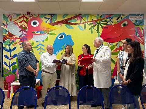 Elena González inaugura los puntos infantiles del Hospital de Jaén donados por Cruz Roja Juventud.