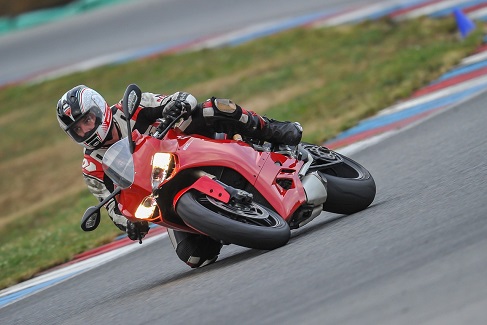 ‘La carretera no es un circuito de carreras’, campaña de la DGT este verano para reducir la siniestralidad entre motoristas.