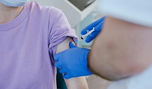 Más de 100.000 chicos andaluces de 14 a 18 años se vacunan de VPH en dos meses de campaña.