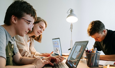 La Junta impulsa la creación de casi 2.700 empresas creadas por 2.900 universitarios.