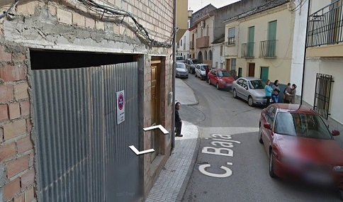 Evacuan a medio centenar de vecinos por el incendio de un coche en un garaje de Alcaudete.