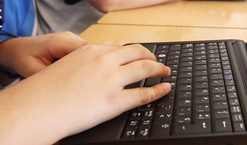 La Junta adjudica el contrato para distribuir más de 91.000 dispositivos digitales a centros escolares.