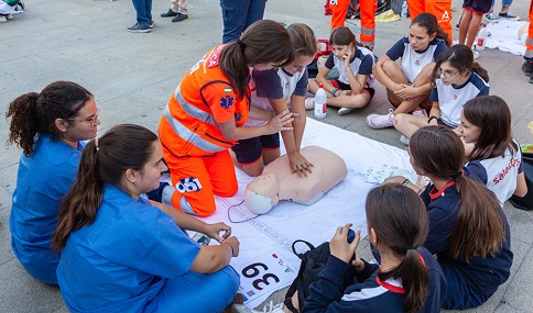 El 061 enseña cómo actuar ante una emergencia sanitaria a más de 7.500 jóvenes entre enero y junio.