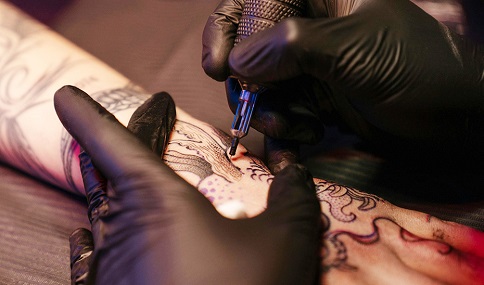 Consumo recuerda que un tatuaje sin documento de consentimiento informado es ilegal.