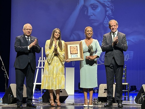 Esperanza Fernández recibe el XXIII Galardón Rafael Romero ‘El Gallina’.
