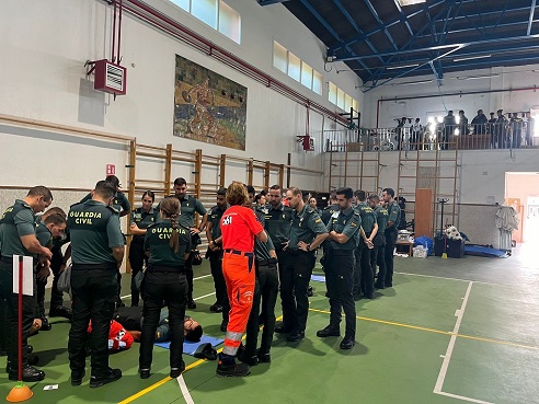 El 061 entrena en reanimación cardiopulmonar a 2.317 guardias civiles en Baeza.