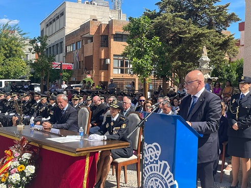 Fernández destaca “la profesionalidad de la Policía Nacional como referente en la lucha contra la delincuencia en la provincia”.