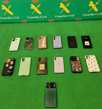 La Guardia Civil ha detenido a dos personas por el supuesto robo de 13 teléfonos móviles.