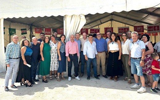 Reyes participa en la convivencia que tradicionalmente celebra el PSOE en la Feria de Jódar.