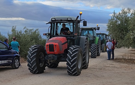 Los agricultores protagonizan una tractorada en Lopera para protestar por la inminente instalación de megaplantas fotovoltaicas.