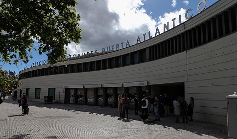 La Junta adjudica la instalación de 500 paneles con información en tiempo real en las paradas de bus.