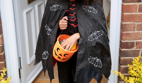 Consumo recomienda que los disfraces y caretas para Halloween no contengan piezas pequeñas ni cordones en el cuello.