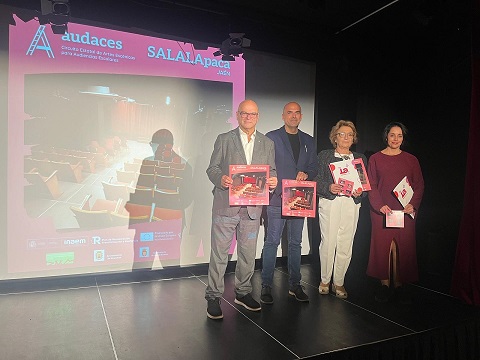 Fernández resalta el apoyo del Gobierno para llevar el teatro a escolares con espectáculos de calidad que fomentan el pensamiento crítico.