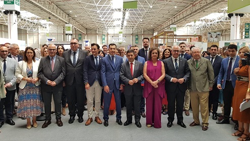 Reyes destaca la consolidación y el éxito de Tierra Adentro como escaparate de turismo de interior de toda España.