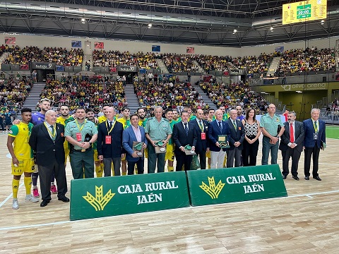 Reyes asiste en el Palacio de Deportes Olivo Arena al partido homenaje a la Guardia Civil.