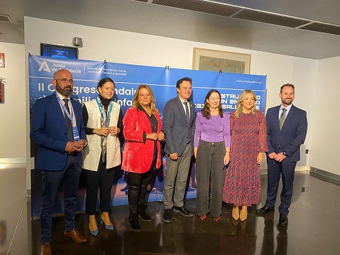 La Junta sitúa a las familias en el centro de sus políticas y destina 11,5M€ a formación digital para más de 50.000 menores vulnerables.