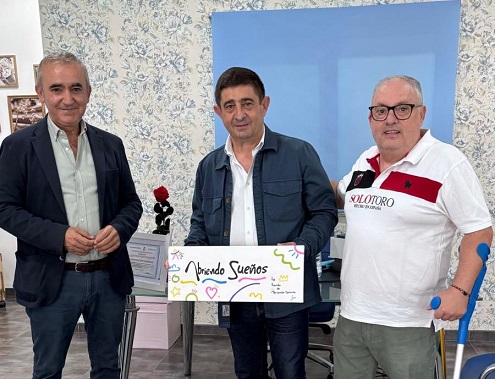 El presidente de la Diputación resalta la labor que desarrolla la Asociación ‘Abriendo Camino’ de Mengíbar.