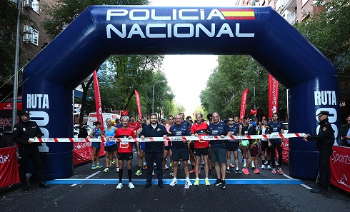 5.000 corredores participan en Madrid en la carrera del Bicentenario de la Policía Nacional.