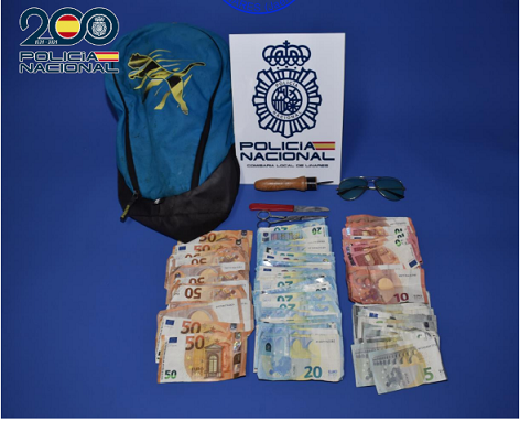 La Policía Nacional detiene a dos personas y recupera el dinero sustraído tras un atraco en un salón de juego.