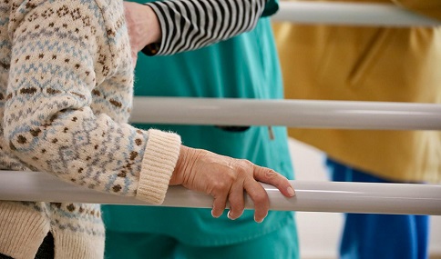 Las prestaciones de la dependencia se disparan un 52% en seis años y superan ya las 424.900.