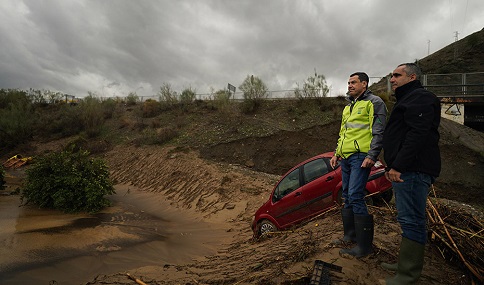 Juanma Moreno pide a los andaluces seguir las advertencias de los servicios de emergencias ante la DANA.