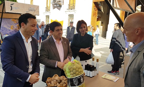 Reyes valora la apuesta por la diversificación agrícola con el aumento de plantaciones de almendros, pistachos y nogales.